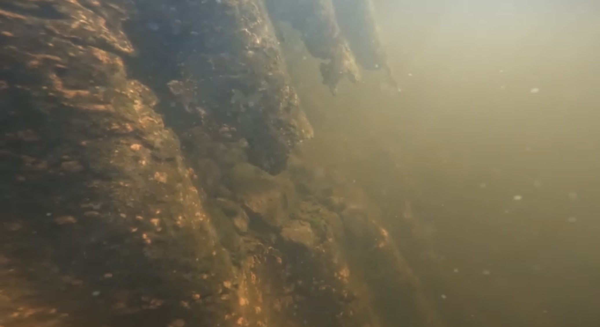 korroosion muodostama reikä putkisillassa veden alla.
